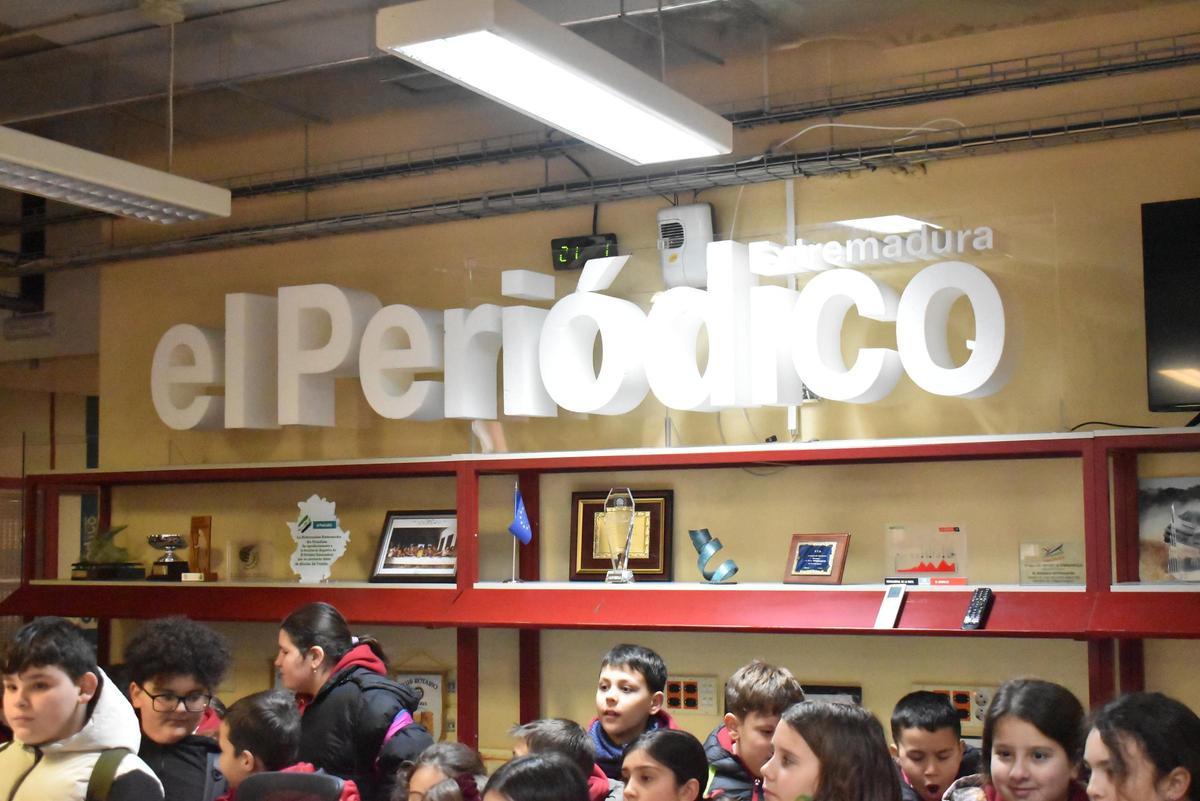 Fotogalería | El colegio María Auxiliadora de Cáceres visita El Periódico Extremadura