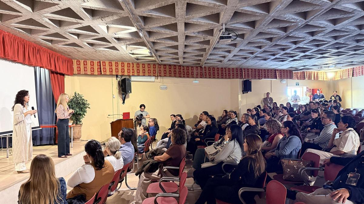 Docentes de 18 países visitan el Almedina.