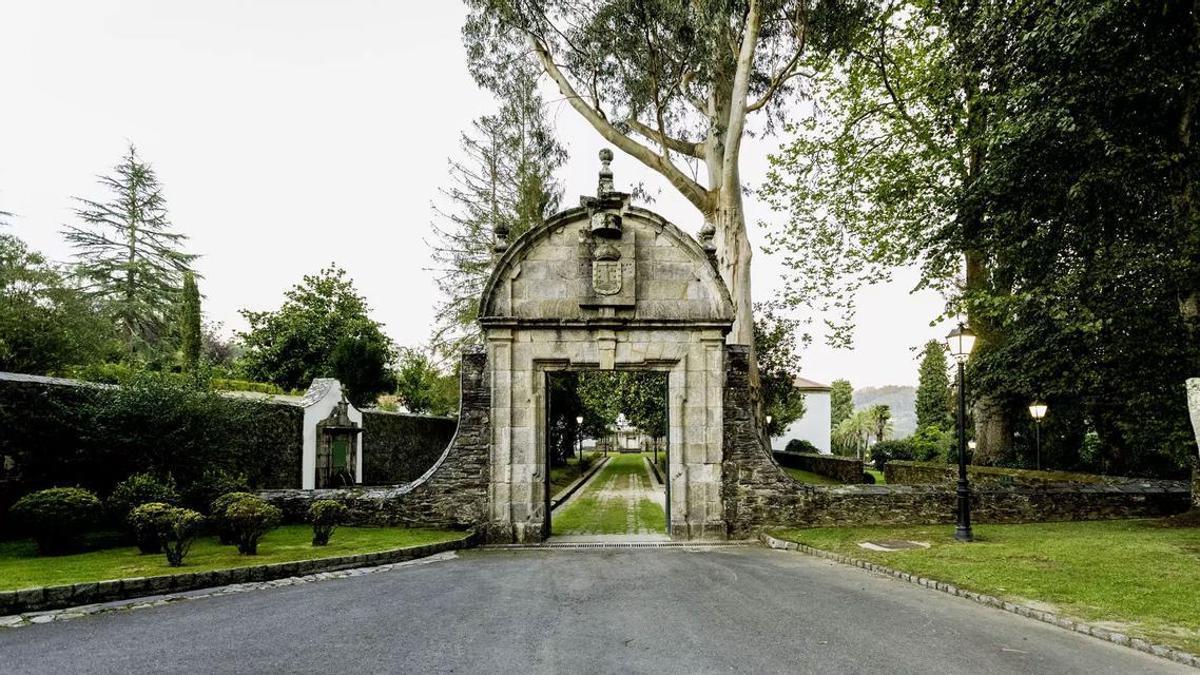 Puerta de acceso al recinto del Pazo de Mariñán