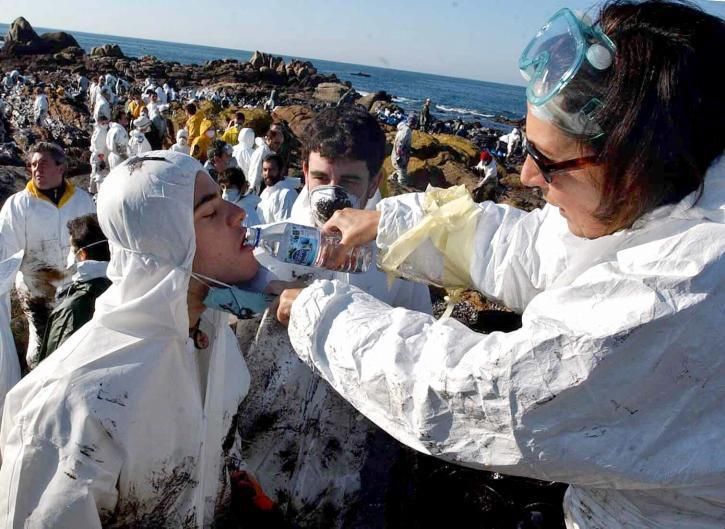 Si por algo se caracterizó la lucha contra el chapapote en Galicia y, muy particularmente, en el Concello de O Grove, fue por la solidaridad. La demostrada por los propios grovenses, los arousanos y ciudadanos de toda España que no dudaron en hacer frente a la marea negra.