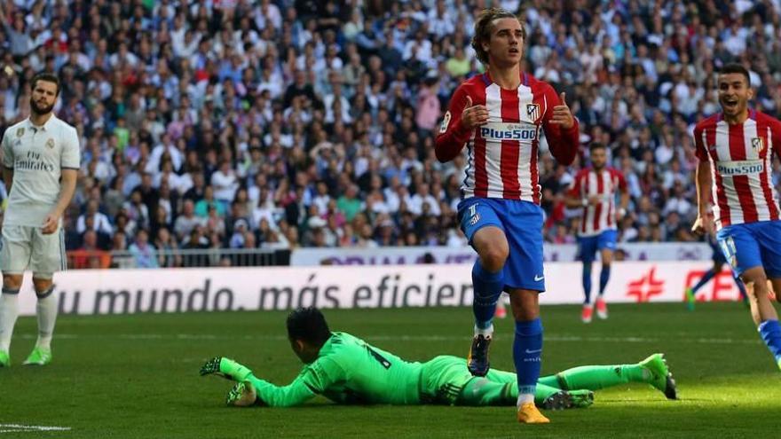 Griezmann celebra su gol, con Keylor Navas tendido sobre el césped.