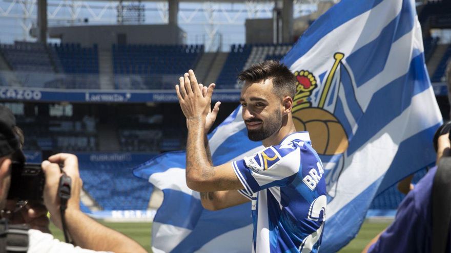 Brais Méndez, en su presentación con la Real Sociedad. // JAVIER ETXEZARRETA