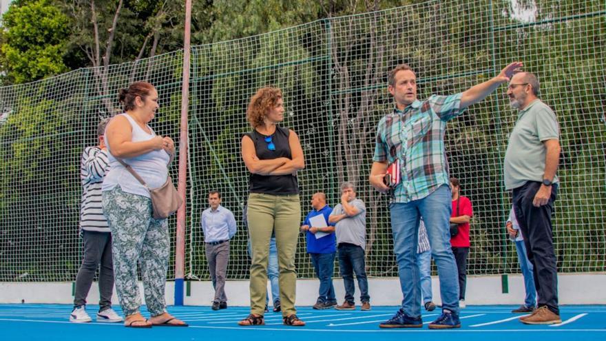 La concejala de Deportes de Santa Cruz, Alicia Cebrián, en una de las instalaciones deportivas del municipio.