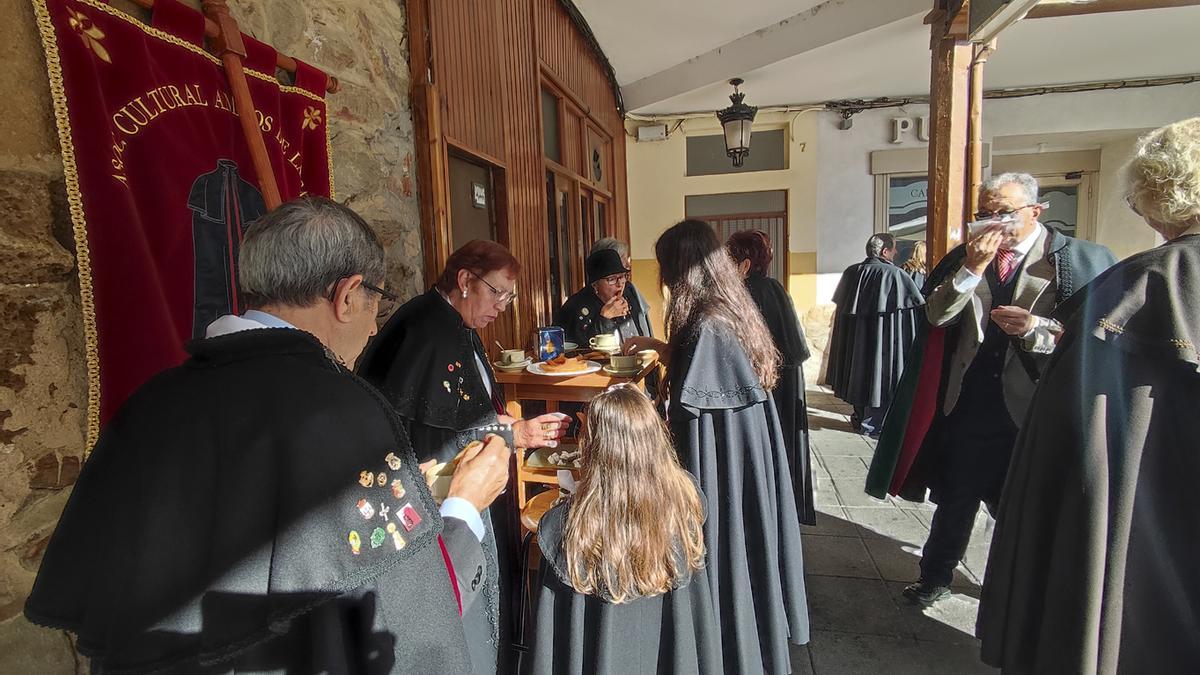 Los miembros de Amigos de la Capa compartiendo un chocolate con churros esta mañana.