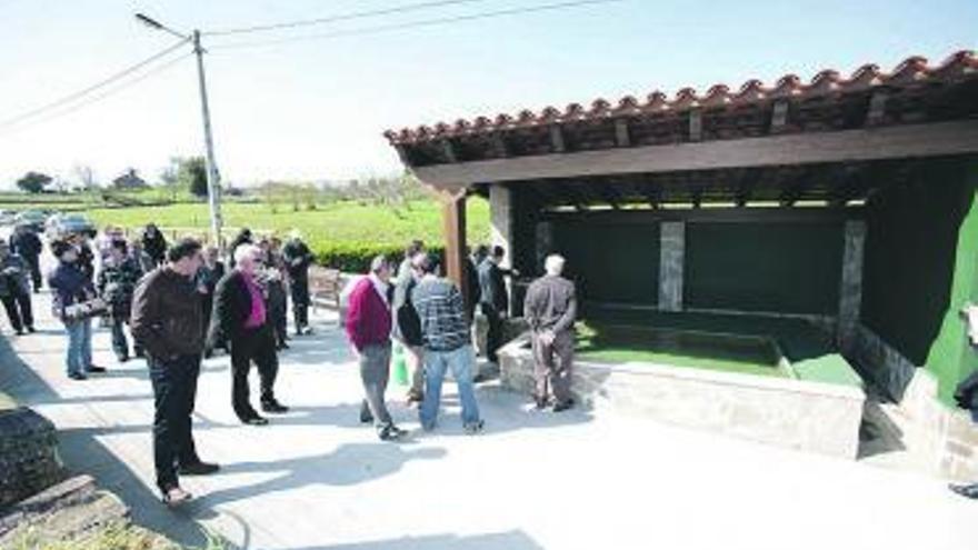 Los vecinos de Portiella, en la inauguración de la fuente.