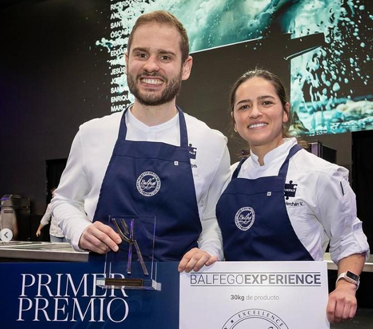 Axel Smyth y Claudia Merchán posan tras llevarse el galardón como cocineros revelación en Madrid Fusión.