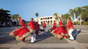 Bailes tradicionales en el Alcázar de Colón de Santo Domingo.
