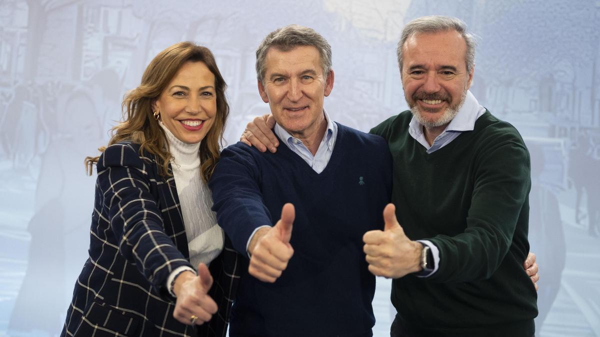 Natalia Chueca, Alberto Núñez Feijóo y Jorge Azcón, el pasado mes de febrero en Zaragoza, en un foro municipalista del PP.