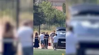 Russell Crowe toma un helicóptero en el campo de fútbol de Cunit (Tarragona)