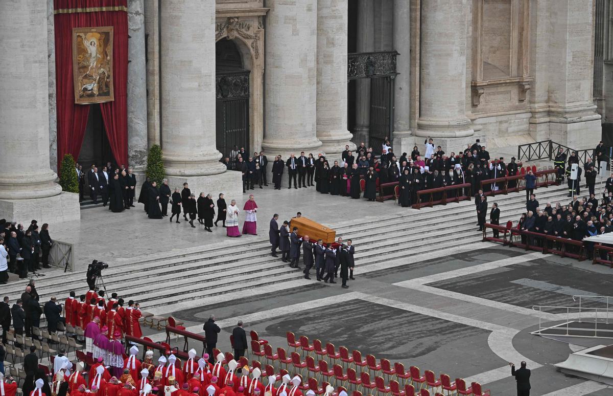 Los portadores del féretro llevan el ataúd del Papa Emérito Benedicto XVI al comienzo de su misa fúnebre en la plaza de San Pedro en el Vaticano.