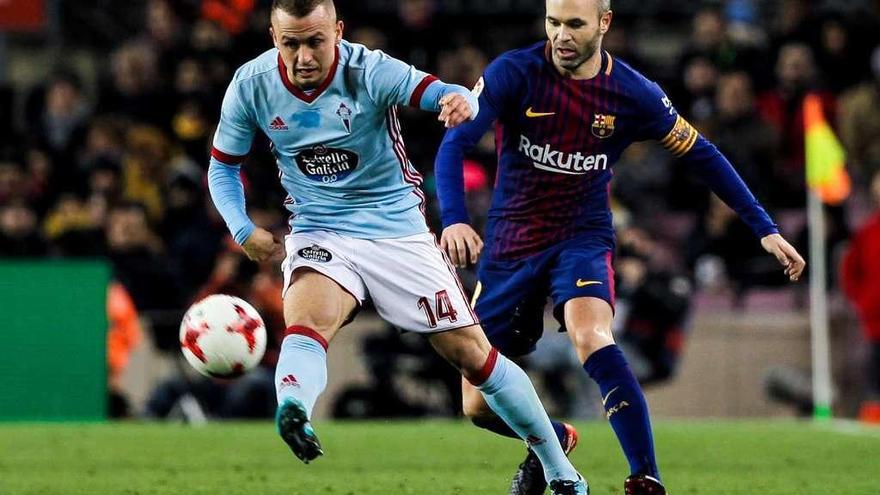 Stanislav Lobotka golpea el balón ante la presencia del barcelonista Andrés Iniesta. // LOF