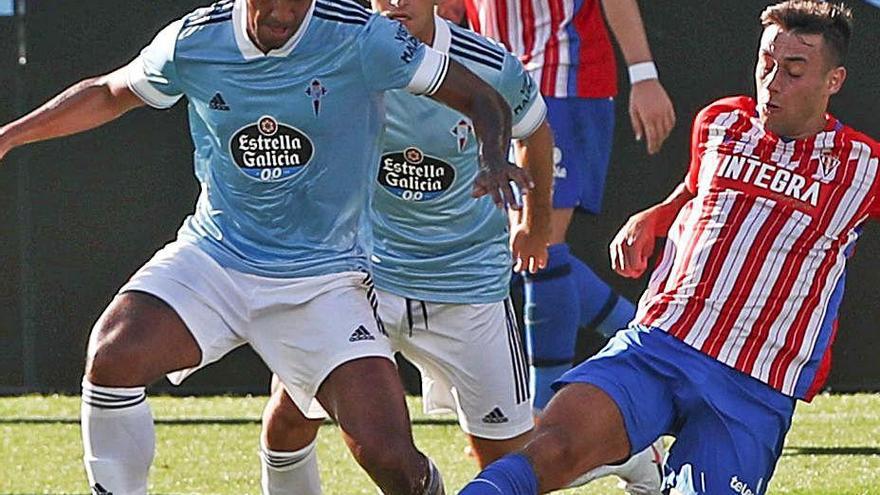 Tapia controla un balón en el último partido de la temporada ante el Sporting de Gijón.