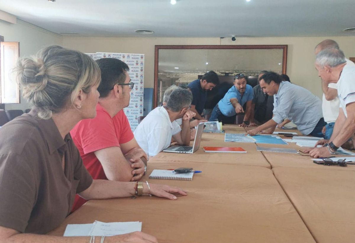 Técnicos de Costas mantuvieron una reunión con representantes políticos y de asociaciones vecinales.