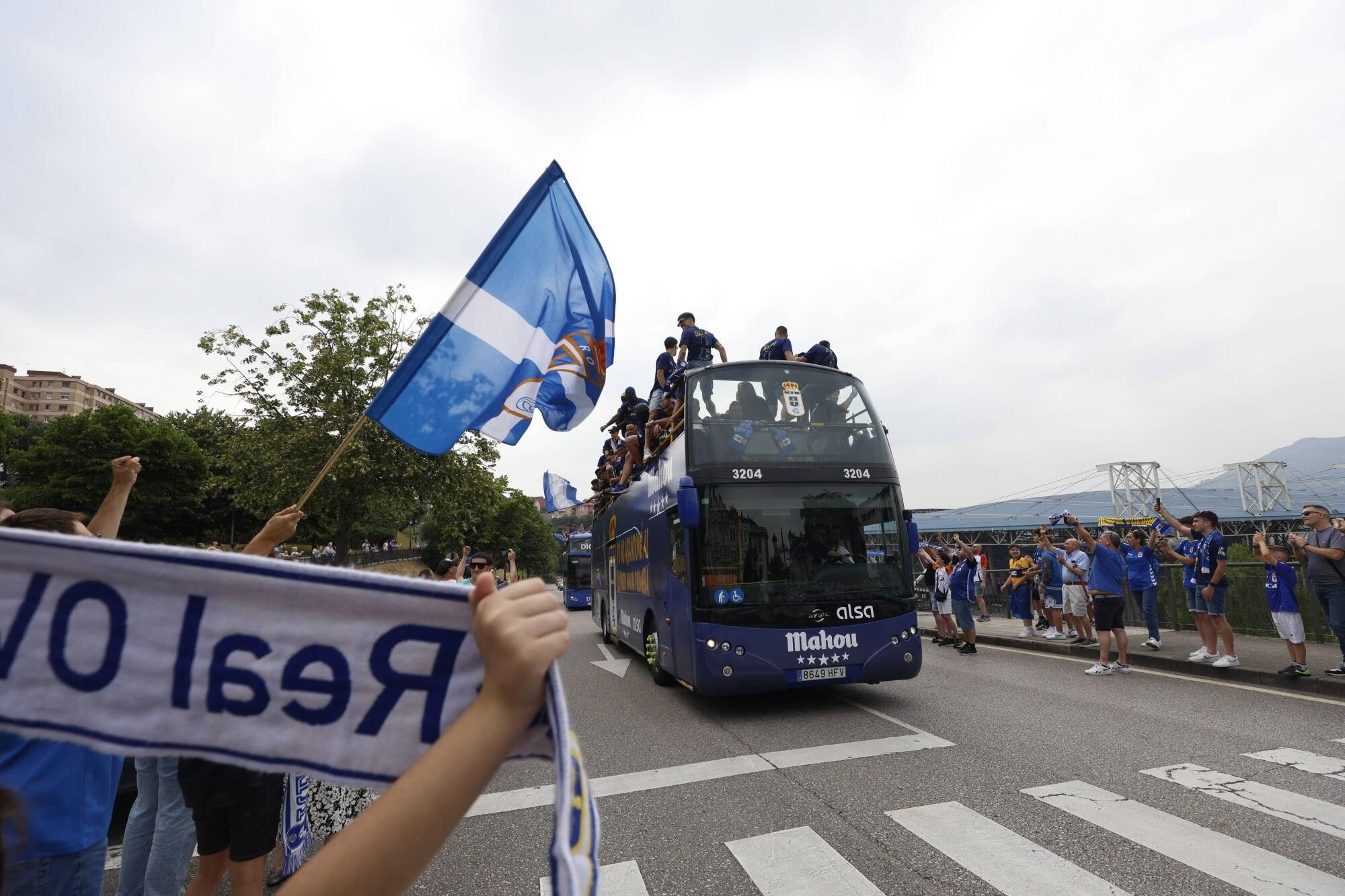 Locura azul en las calles de Oviedo para celebrar el ascenso del equipo a Primera División