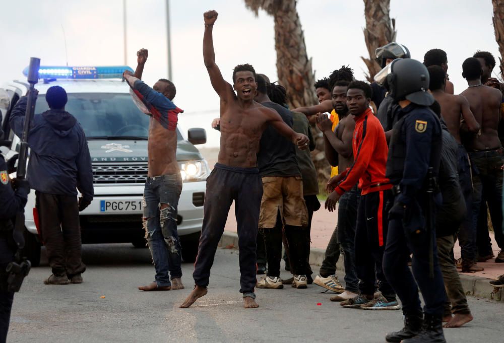 Salto masivo de inmigrantes a la valla de Ceuta