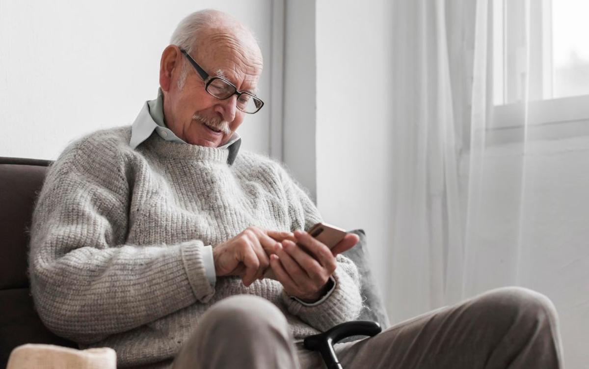 Persona mayor utilizando su smartphone.
