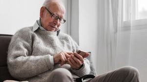 Persona mayor utilizando su smartphone.