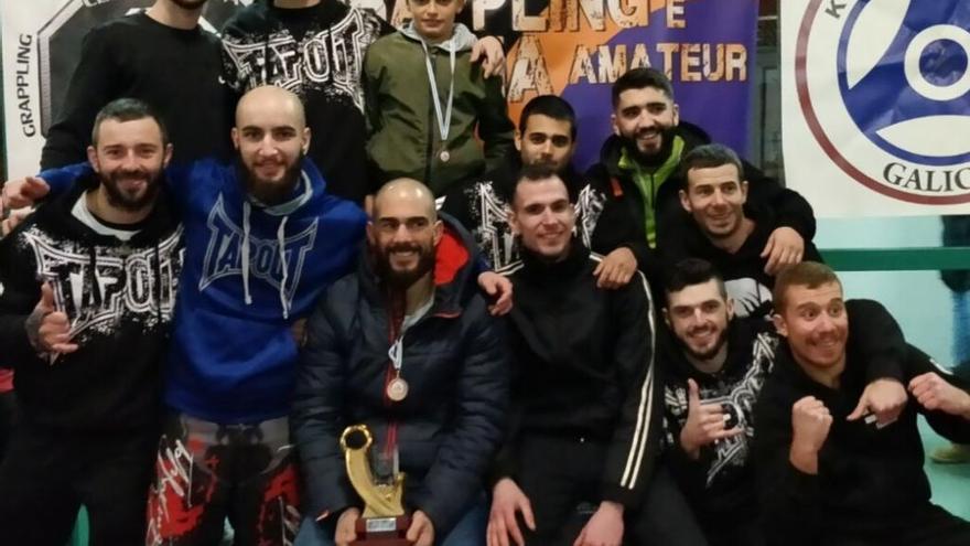 Los miembros del Independiente vigués, con el trofeo de subcampeones gallegos de grappling y MMA.