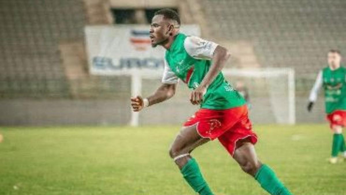 Patrice Sousia juega en el Sedan francés