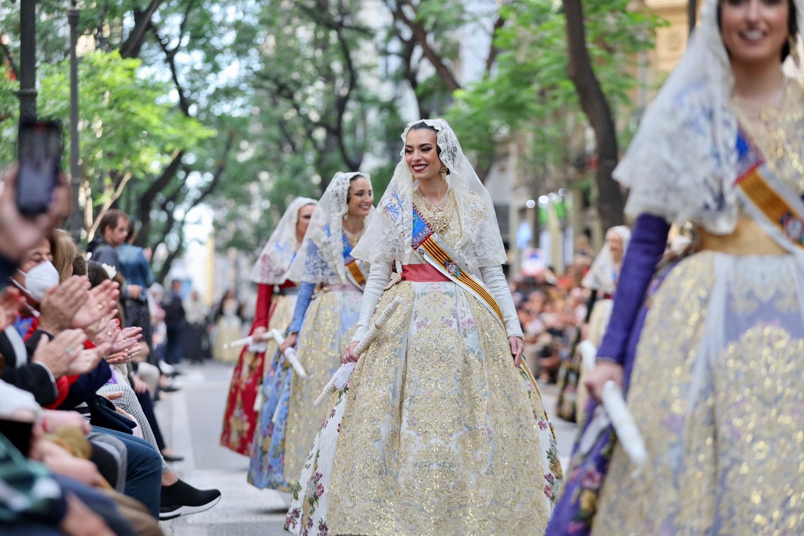 La fuerza de las Fallas en la Procesión de la Virgen (y IV, la comitiva oficial)