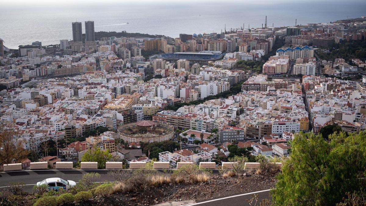 Una panorámica de Santa Cruz, desde el mirador de Los Campitos, este sábado.