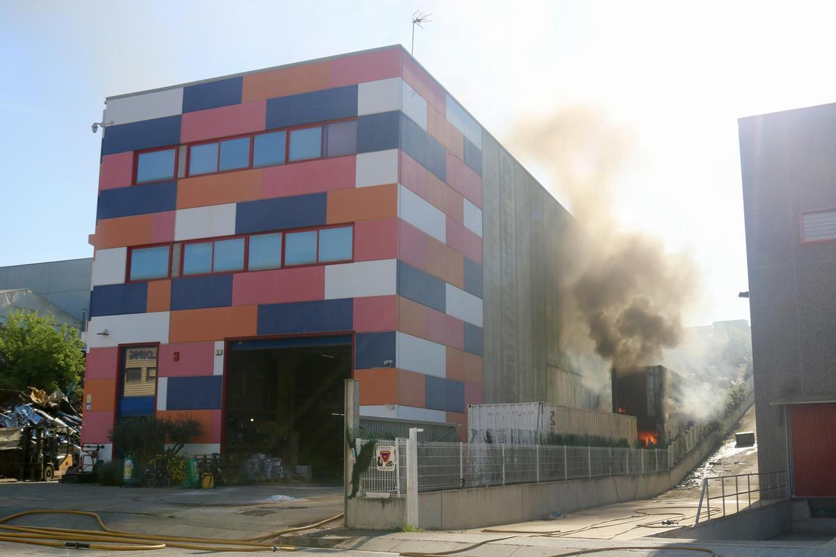Controlado el incendio de dos contenedores con baterías en una empresa de Granollers