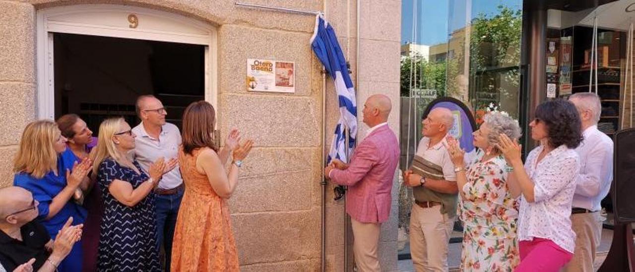 Un momento del descubrimiento de la placa a José Otero Baena.   | // SANTOS ÁLVAREZ