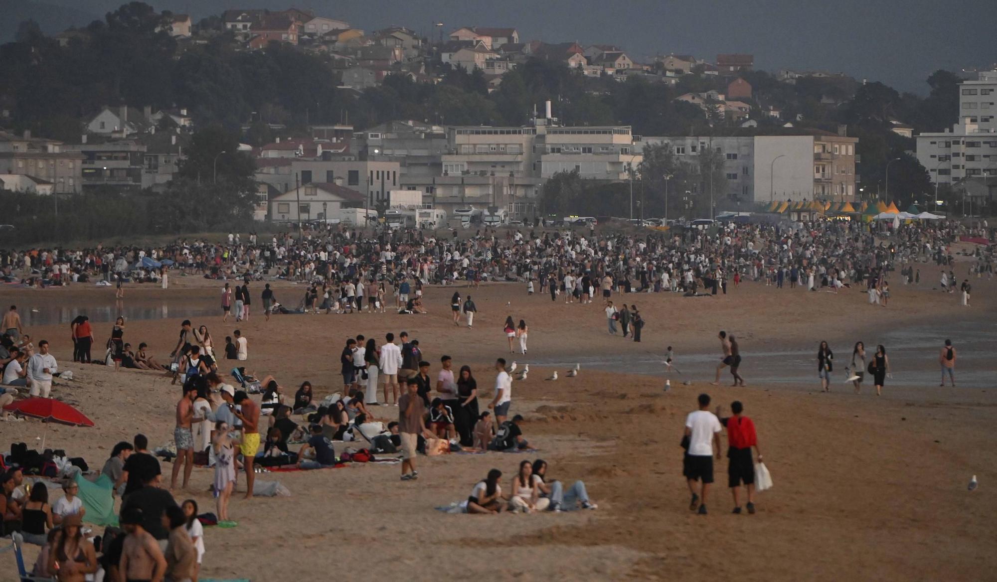 Ambientazo en las playas y plazas llenas para celebrar la noche meiga