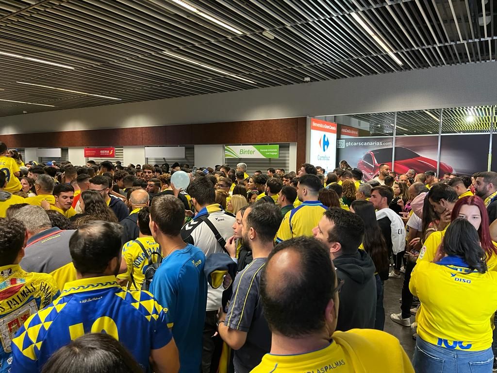 Aficionados reciben a la UD en el aeropuerto tras la victoria ante el Cartagena