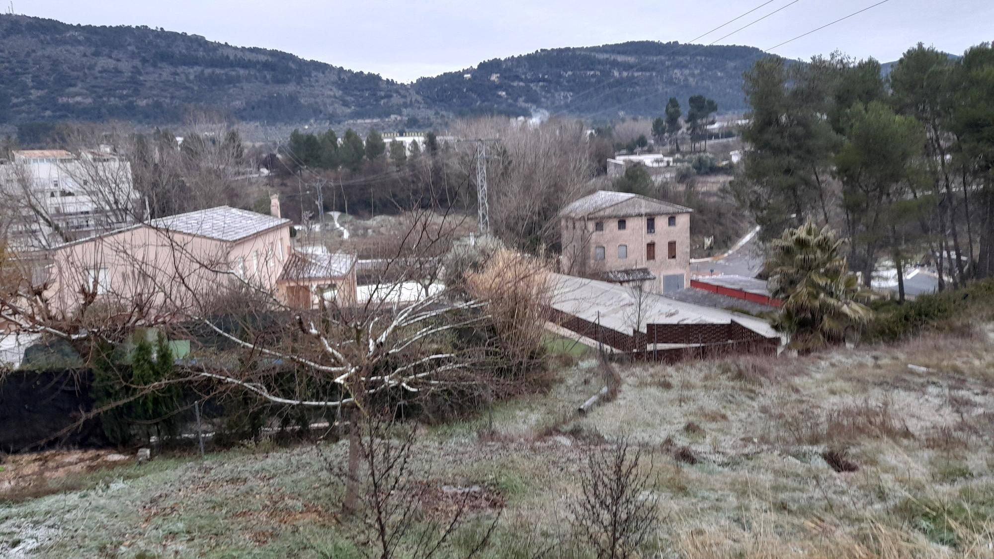 Las temperaturas mínimas se mantienen y la nieve llega a las comarcas de interior