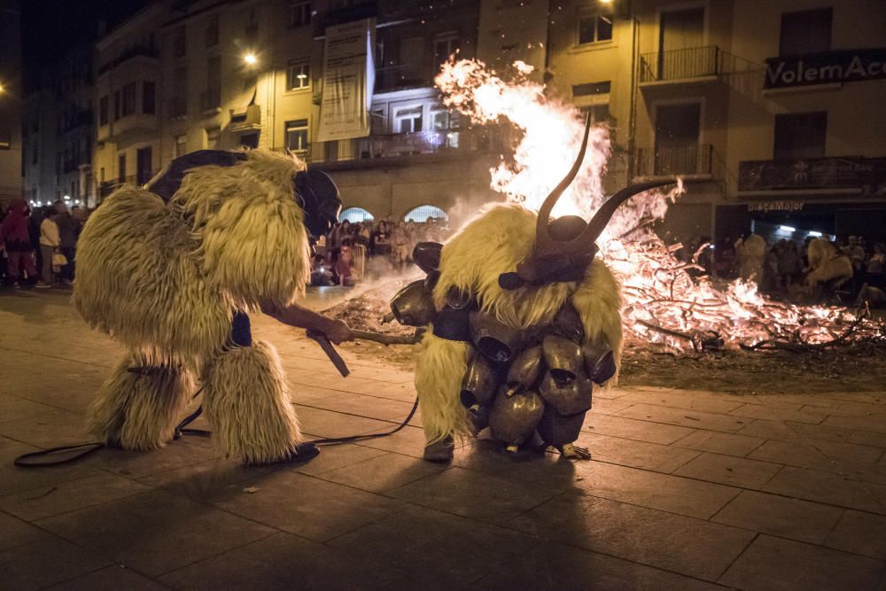 Representació del carnaval d'Ottana (Sardenya) a la plaça Major
