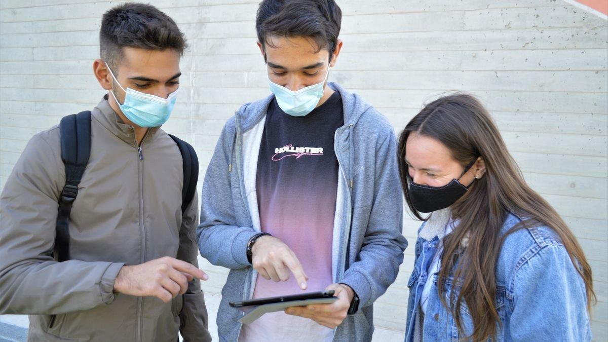 Los creadores del proyecto quecovid.es, Guillermo Colomar, David Muñoz y Luci Simón, en el campus de la Universitat Politècnica de València.