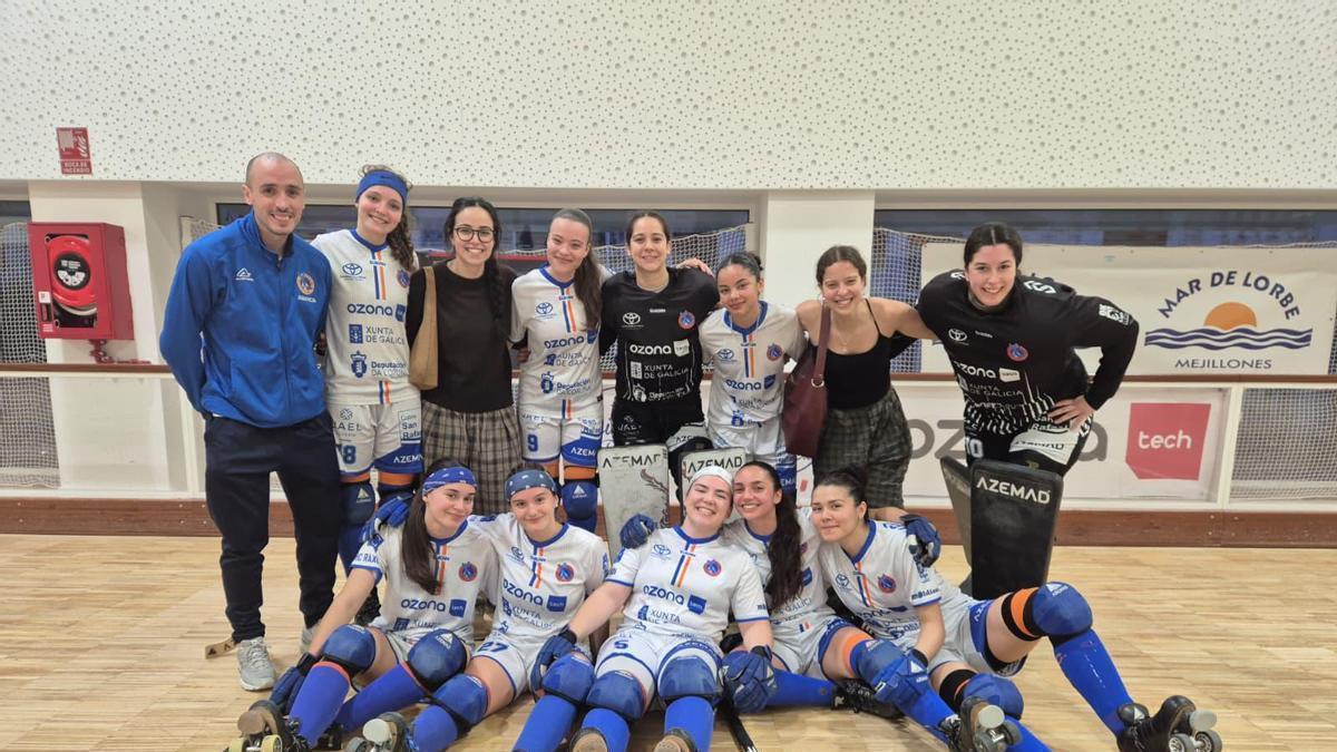 Las jugadoras del HC Raxoi tras el triunfo ante el Cambre.