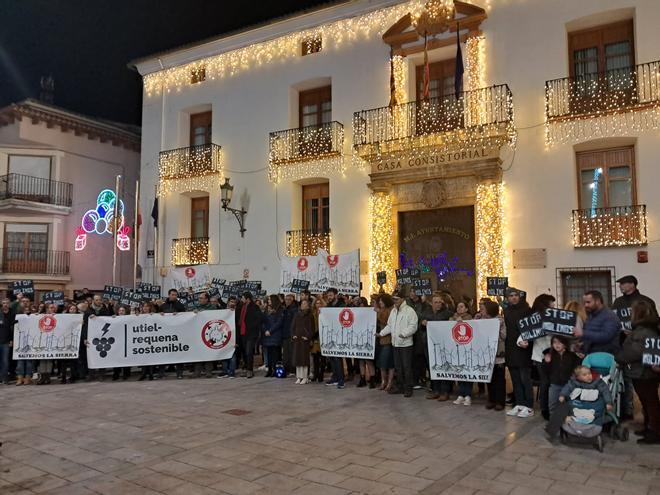 200 personas se manifiestan en Utiel contra el plan eólico.