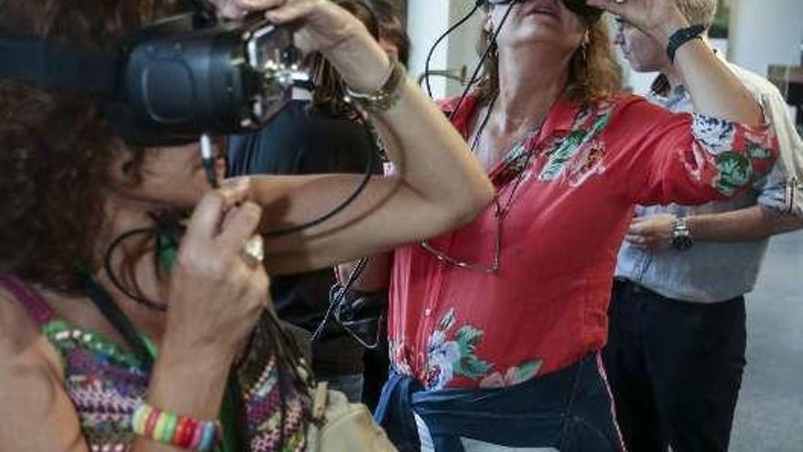 Asistentes a la exposición virtual sobre Santullano en el centro de interpretación del Naranco.