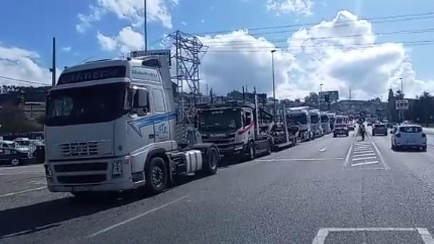 La caravana de camiones accediendo a Vigo por la avenida de Madrid.