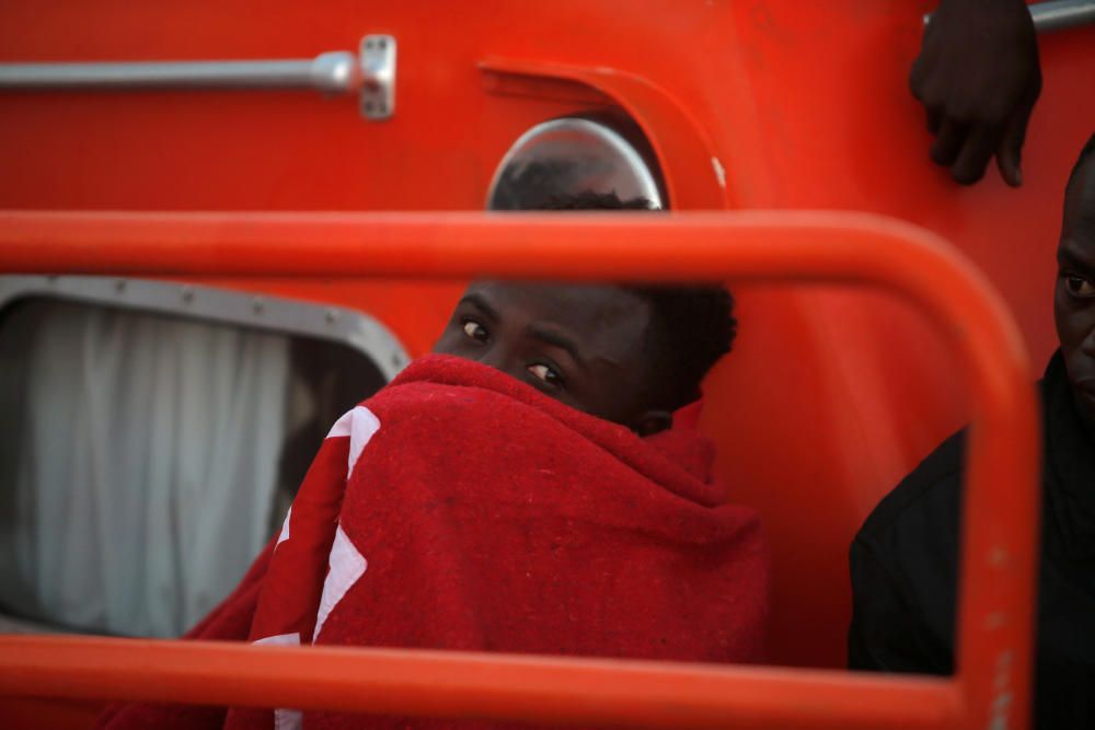 Trasladados a Málaga los ocupantes de una patera rescatada por Salvamento Marítimo