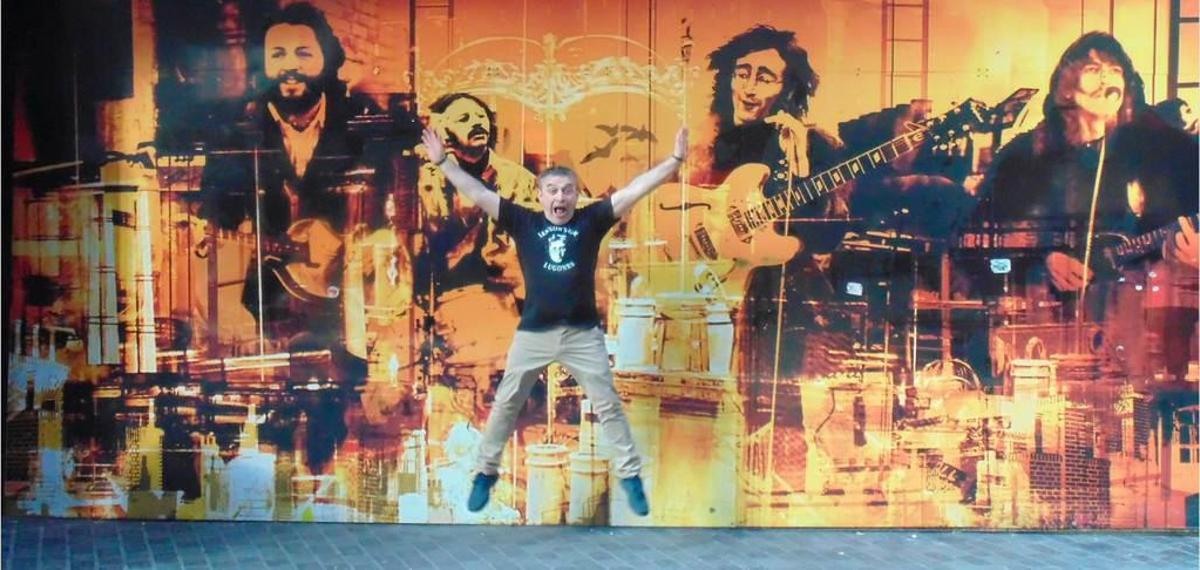 Chus García, ante el mural de "The Beatles" en The Cavern.