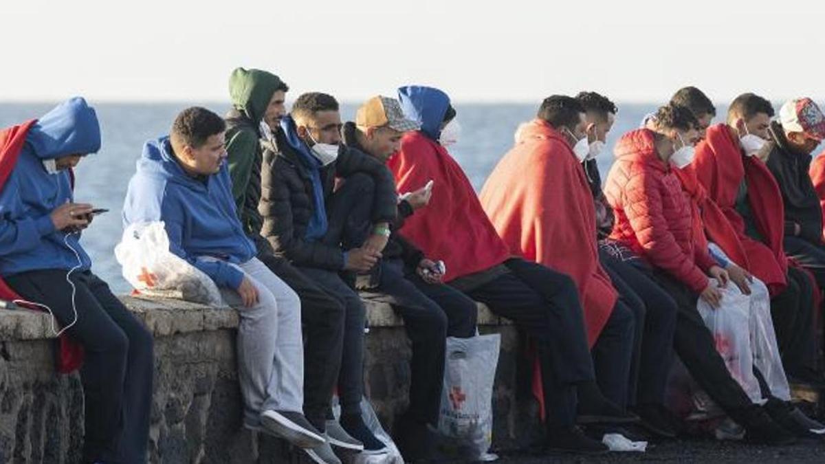 Grupo de migrantes en el antiguo Muelle Comercial de Arrecife tras ser rescatados por Salvamento Marítimo cerca de las costas de Lanzarote.