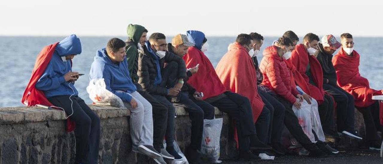 Grupo de migrantes rescatados por Salvamento Marítimo cerca de las costas de Lanzarote.