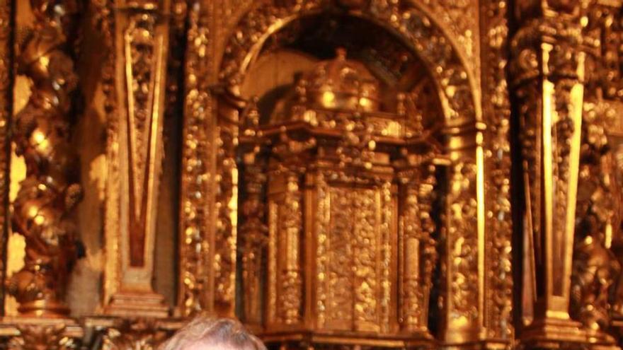 Francisco Donate, ayer, en la colegiata de Pravia, con el retablo del altar a su espalda.