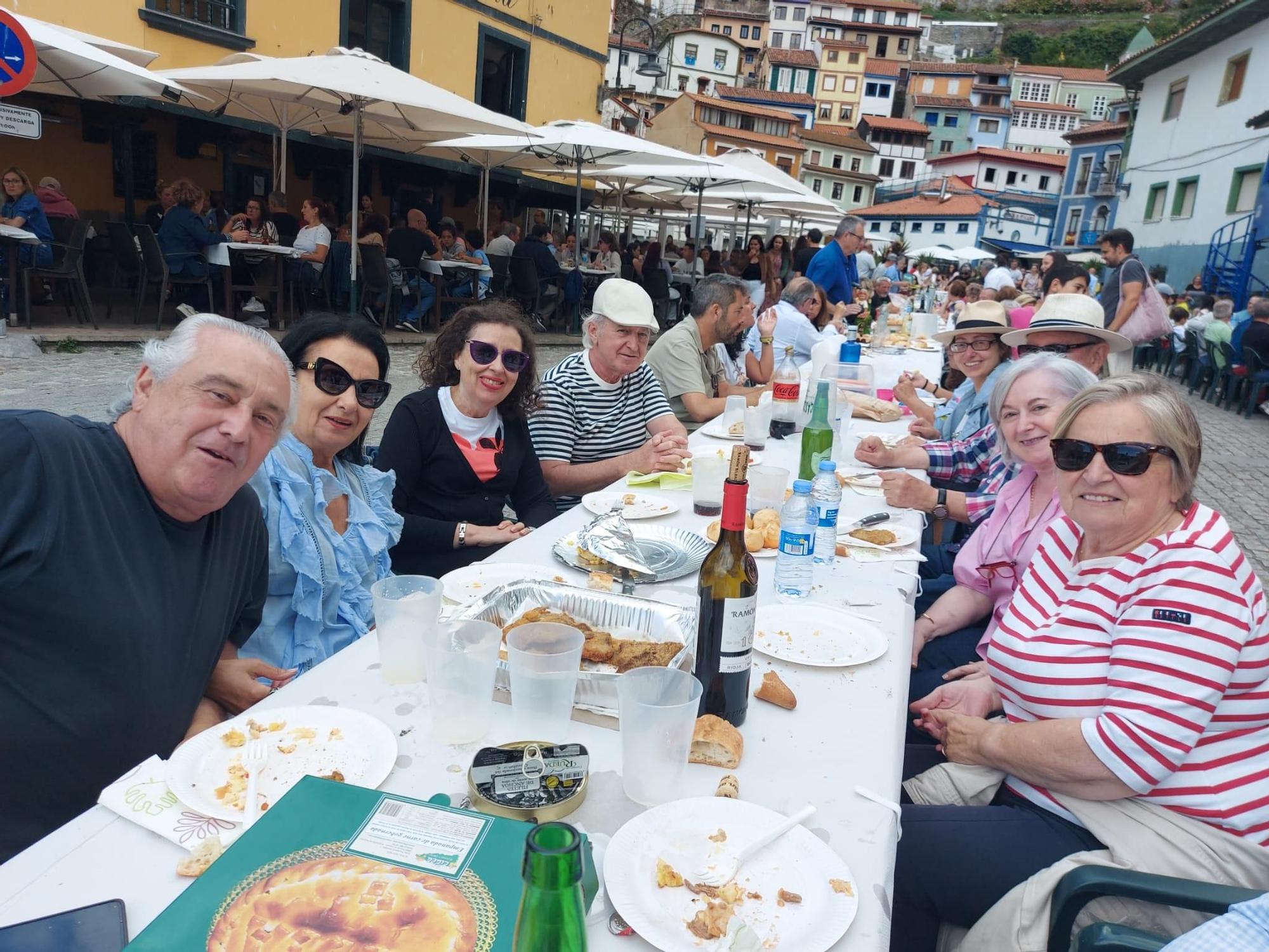 En imágenes: En imágenes: Más de 1.200 personas participan en la tercera comida en la calle de Cudillero