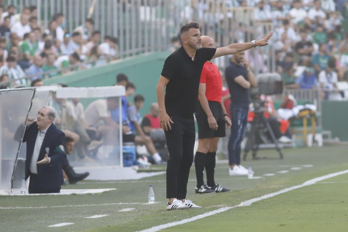 Iván Ania da instrucciones a sus futbolistas durante el choque en El Arcángel.