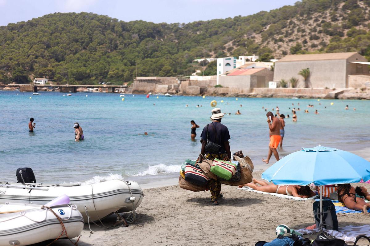 Galería: vendedores ambulantes en la playa de ses Salines