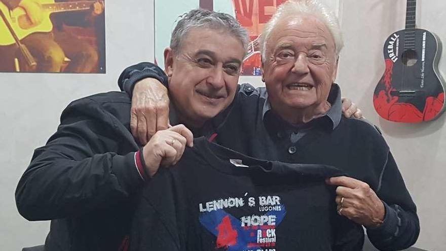 Chus García y Gerry Marsden posan con una camiseta de &quot;Hope to be there&quot; en The Cavern.