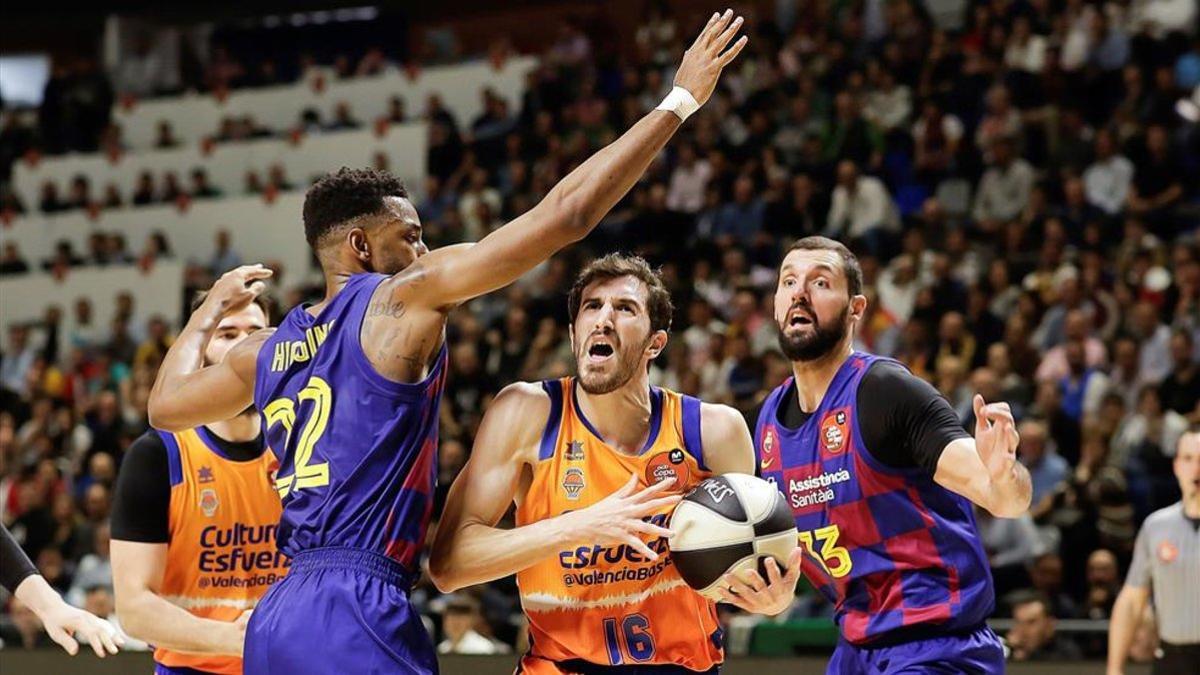 Guillem Vives, entre Higgins y Mirotic en la pasada Copa del Rey