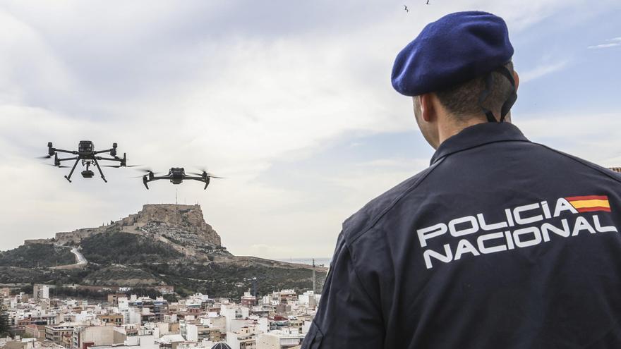 La Policía Nacional en guardia contra posibles nuevos vuelos de drones junto al aeropuerto de Alicante - Elche
