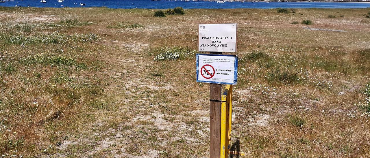 Cartel colocado por el Concello de Cangas, que impide el baño en la playa de Vilariño.   | // SANTOS ÁLVAREZ