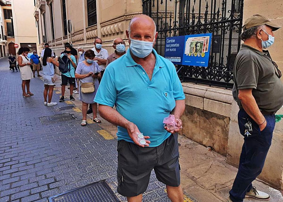 Largas colas en el Banco de España de Palma de ciudadanos que acudieron a cambiar el dinero. | J.F.M.