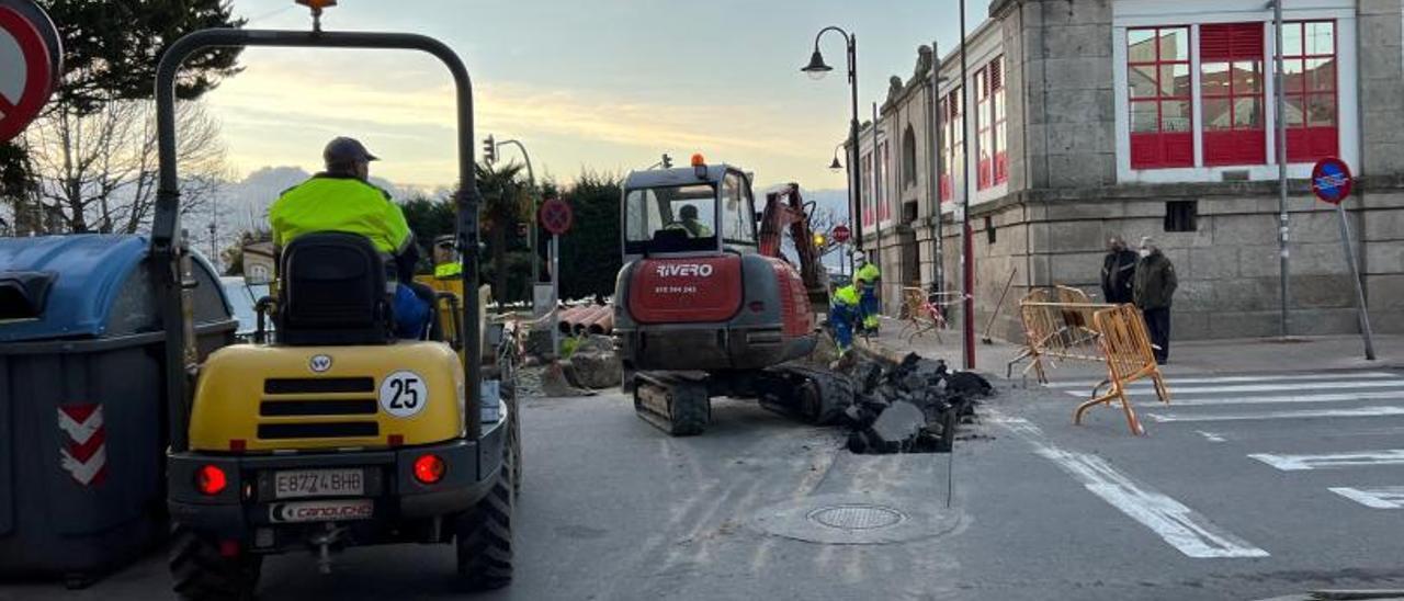 Trabajadores de la UTE, en uno de los laterales de la plaza. |   // G.N.